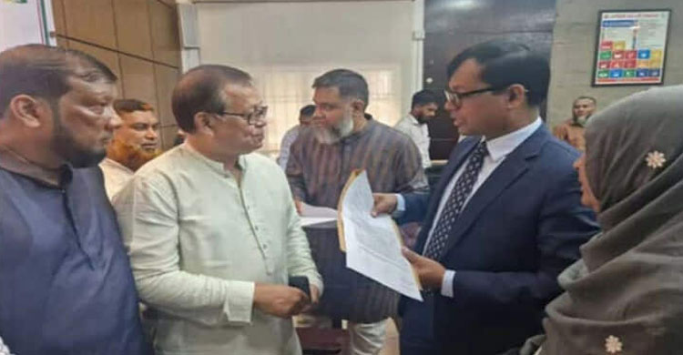 ন্যায়বিচার চেয়ে জেলা প্রশাসকের কাছে স্মারকলিপি দিয়েছেন রায়হানের মা