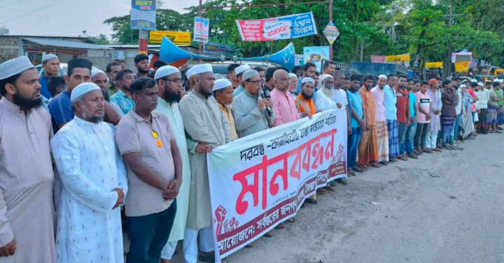 জৈন্তাপুরে সড়ক সংস্কারের দাবিতে মা ন ব ব ন্ধ ন