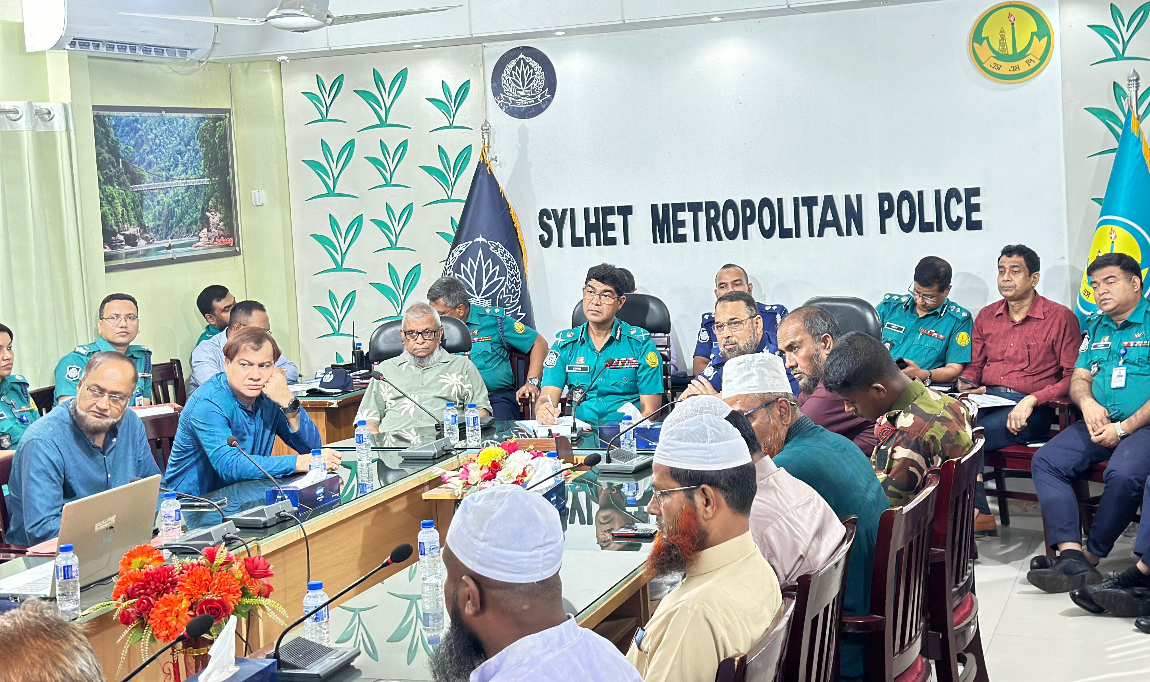 সিলেটে পশুর হাটে বি*শৃঙ্খলা রোধে তৎপর পুলিশ