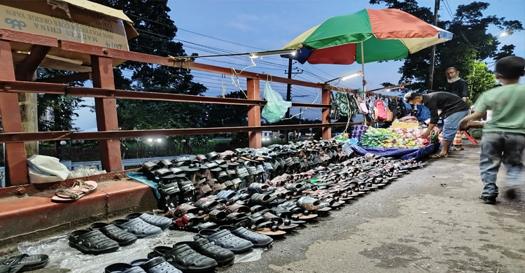 সিলেটে এ যেন সেতু নয়, হাট-বাজার!