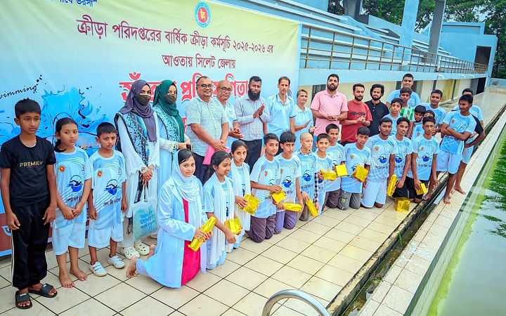 উৎসবমুখর পরিবেশে সিলেটে জেলা পর্যায়ের সাঁতার প্রতিযোগিতা অনুষ্ঠিত
