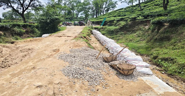 অনিয়মের অভিযোগে ৪ কোটি টাকার সড়কের কাজ বন্ধ করে দিলেন এলাকাবাসী