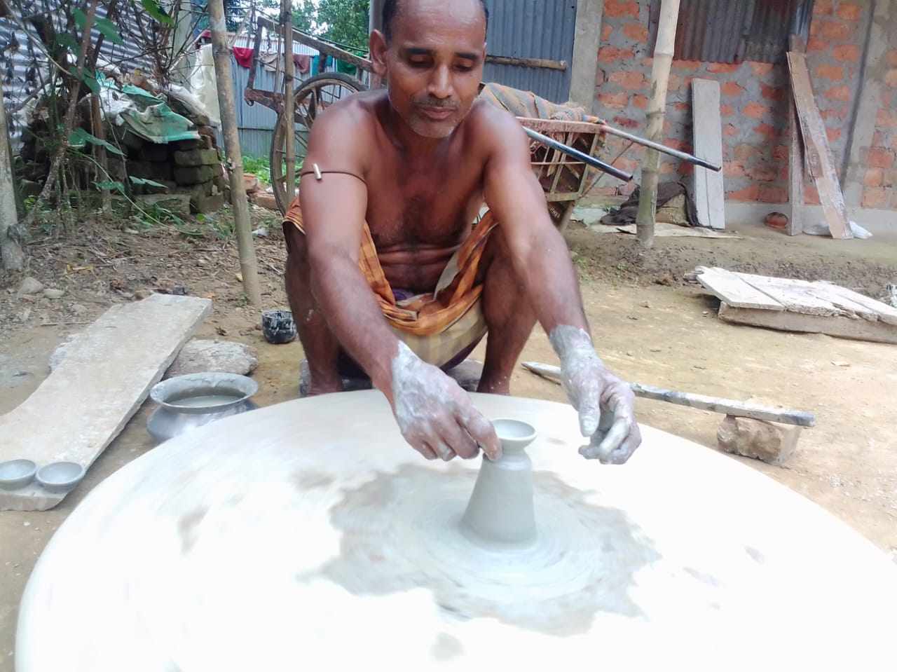 কুলাউড়ায় দীপাবলির জন্য দীপ তৈরিতে ব্যস্ত মৃৎশিল্পীরা 