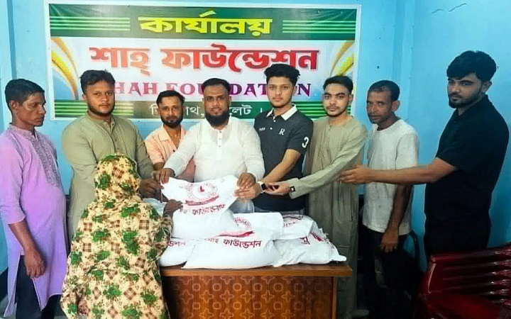 বিশ্বনাথে শাহ ফাউন্ডেশনের উদ্যোগে দুস্থদের মাঝে চাল বিতরণ