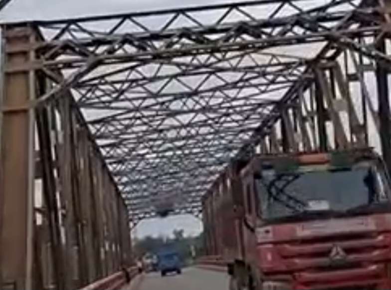 শেরপুর সেতুতে ৩৬ ঘণ্টা যান চলাচল নিয়ন্ত্রণ, ভো*গান্তির আ*শঙ্কা