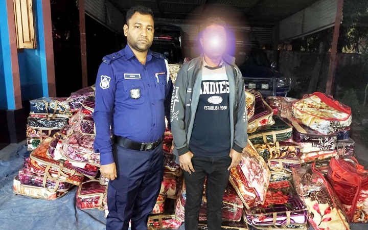 জৈন্তাপুরে দুটি টুরিস্ট বাস হতে ২১৭ পিস ভার*তীয় কম্বল জ*ব্দ,  গ্রে*প্তার -১
