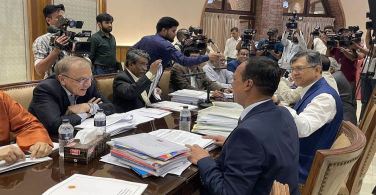 প্র ধা ন উ প দে ষ্টা র নির্দেশনা মেনেই বৈঠক করা হচ্ছে: আলী রীয়াজ