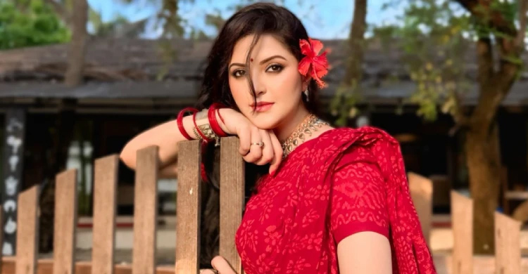 আল্লাহ কিছু নেওয়ার আগে কিছু দেন&rsquo;&mdash;পরীমণির আবেগঘন বার্তা