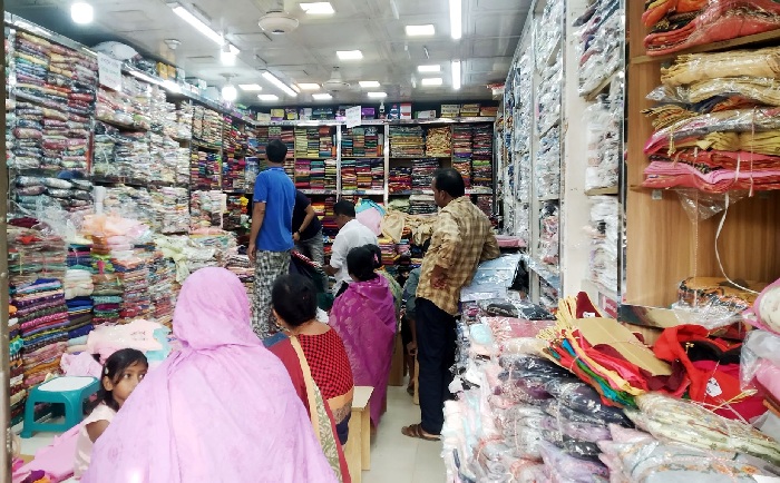 মৌলভীবাজারে জমে উঠেছে পূজার কেনাকাটা