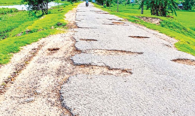 আজমিরীগঞ্জে খানাখন্দে ভরা সড়কে ভো'গান্তিতে যাত্রীরা