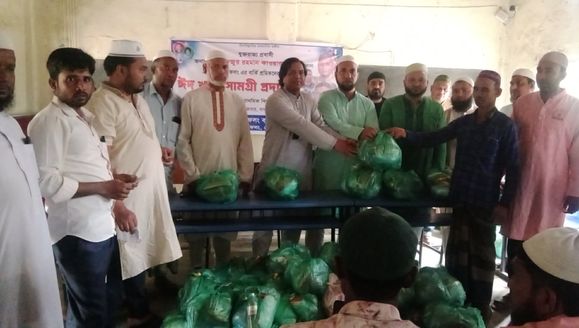 বারকি শ্রমিকদের পাশে দাঁড়ালেন মোস্তাফিজুর রহমান কাওছার