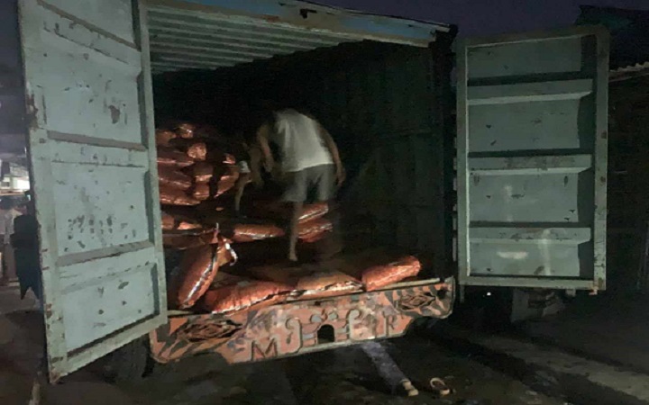 &lsquo;প্রশাসন ম্যানেজ করে ব্যবসা করতেছি, পারলে কিছু করেন&rsquo;- সাংবাদিকদের ছাত্রদল নেতা