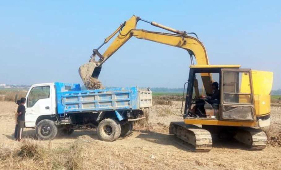 ওসমানীনগরে শক্তিশালী ভ্রাম্যমাণ আদালত সত্ত্বেও বেপ*রোয়া মাটি ব্যবসা