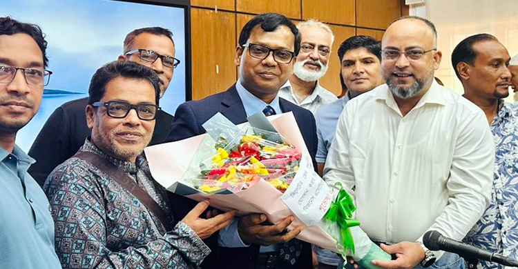 সিলেটের জেলা প্রশাসককে ইলেকট্রনিক্স এসোসিয়েনের ফুলেল শুভেচ্ছা