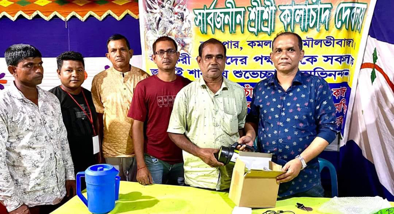 কমলগঞ্জে চোর ঠেকাতে টর্চ লাইট উপহার