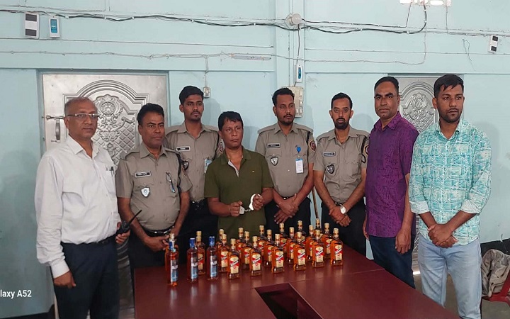 জৈন্তাপুরে মাদ*কবিরোধী অভিযানে ২৫ বোতল বিদেশি ম*দ উ*দ্ধার, আট*ক ১