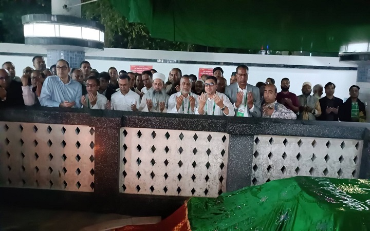 সিলেট সফরের অংশ হিসেবে হযরত শাহজালাল (রহ.) এর মাজারে জিয়ারত করছেন বিএনপির চেয়ারম্যান তারেক রহমান।