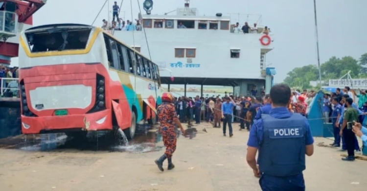 পদ্মায় ডু*বে যাওয়া এসবি সুপার ডিলাক্সের বাস উ দ্ধা র