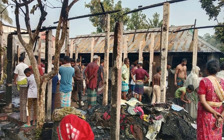 মাধবপুরে ভ/য়াবহ অ/গ্নিকাণ্ডে পু/ড়ল বসতঘর, ৩০ লাখ টাকার ক্ষ/তির দাবি