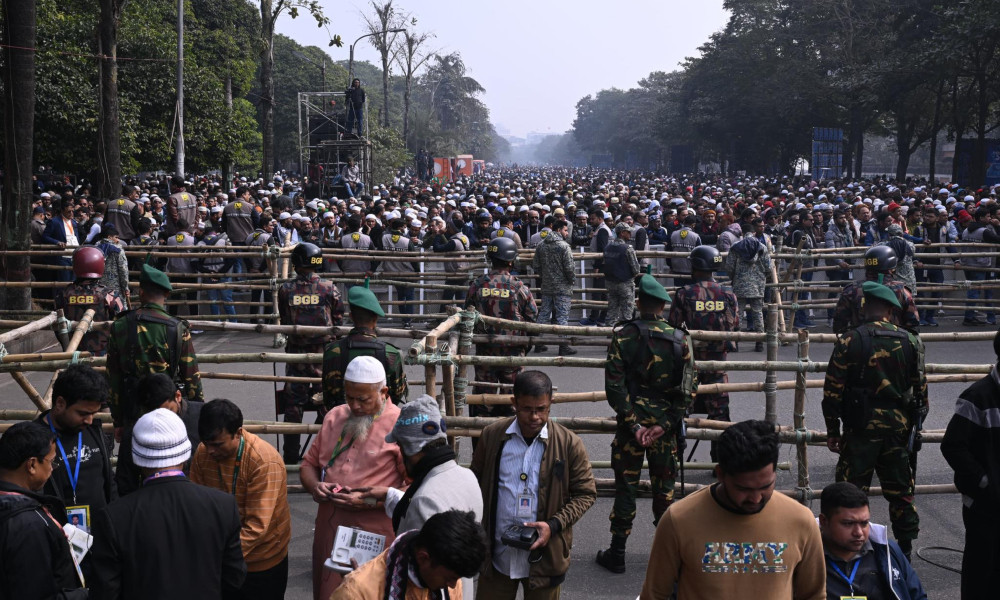 খালেদা জিয়াকে বিদায় জানাতে লাখো মানুষের ঢল