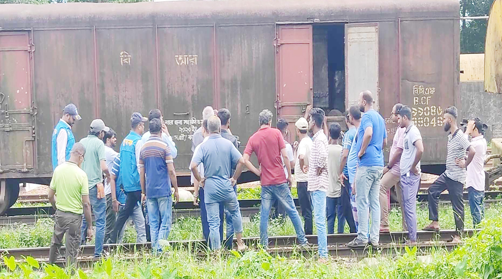 সিলেট রেলওয়ে স্টেশনে দু&rsquo;দকের অ ভি যা ন