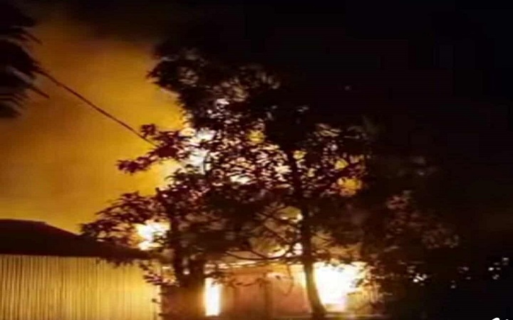 আজমিরীগঞ্জে ভ*য়াবহ অগ্নিকাণ্ডে দুই পরিবার নিঃ*স্ব, ক্ষ*য়ক্ষ*তি প্রায় ২৫ লাখ টাকা