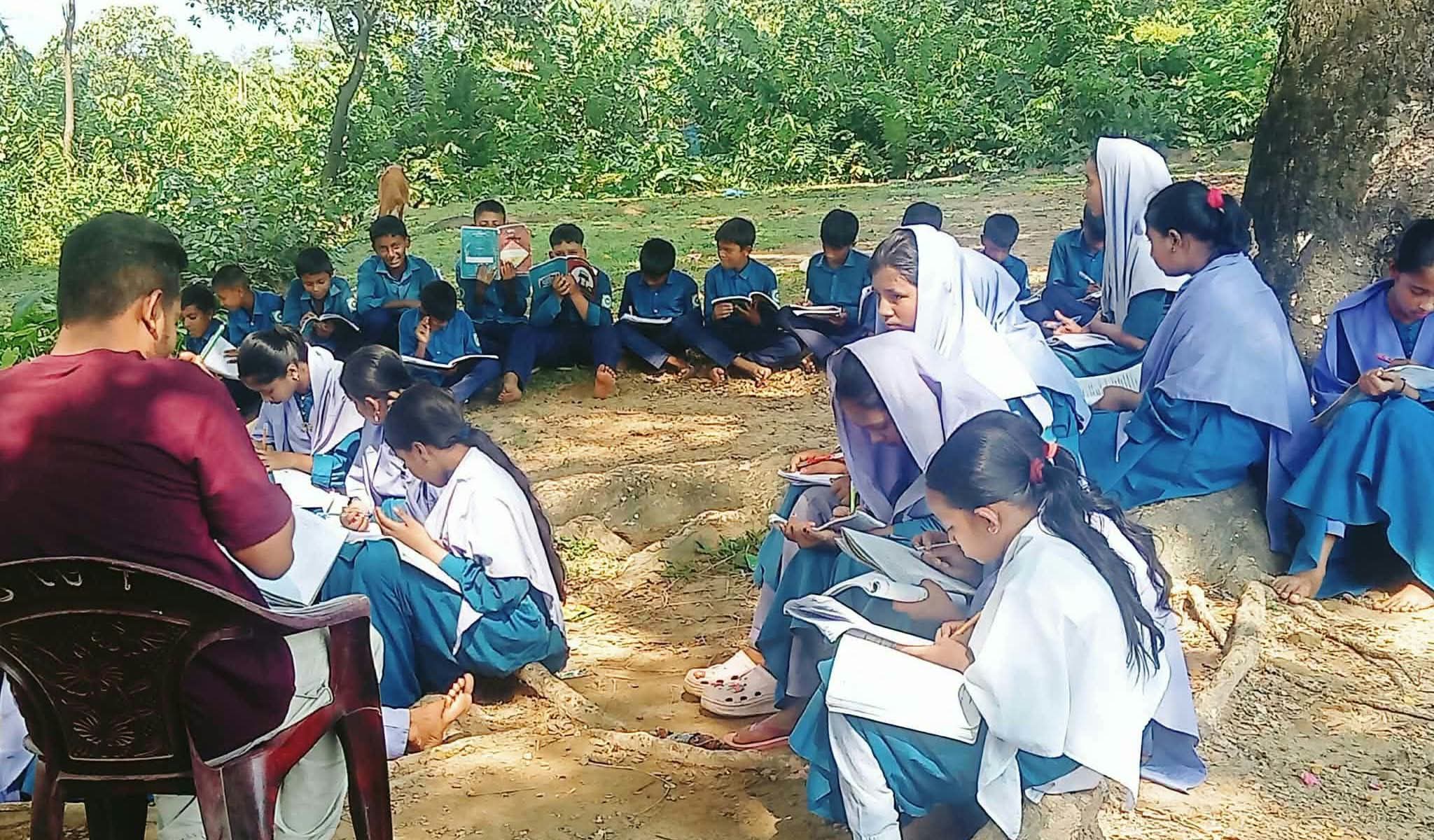 গোয়াইনঘাটে  গাছের ছায়ায় চলছে পাঠদান