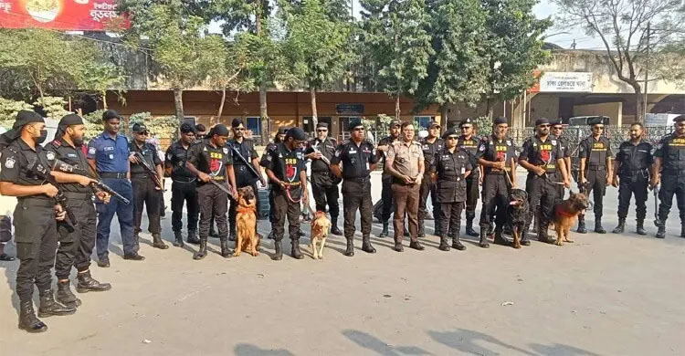 কমলাপুর রেলস্টেশনে বোম্ব ডি স পো জাল-ডগ স্কোয়াড নিয়ে মা দ কবিরোধী অভিযান