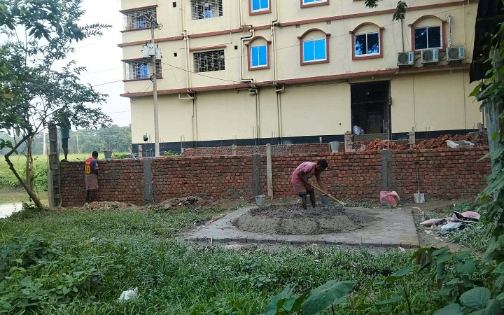মাধবপুরে আদালতের নির্দেশ অমান্য করে নির্মাণকাজের অভিযোগ