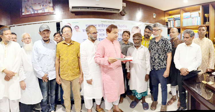 সিলেটে রিকশা চালকের হাতে বিমানের টিকেট তুলে দিলেন কয়েস লোদী