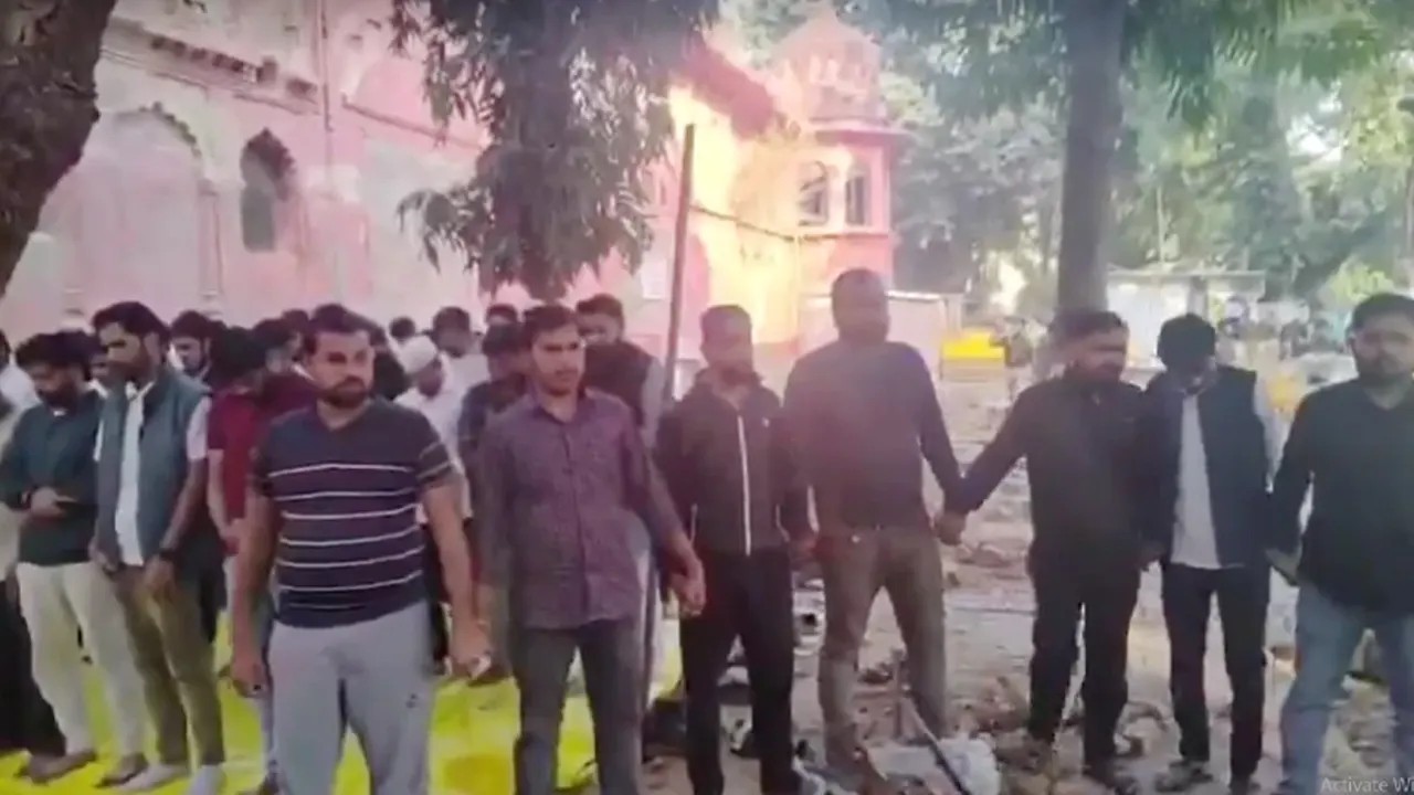 নামাজরত শিক্ষার্থীদের নিরাপত্তা দিলেন হিন্দু সহপাঠীরা