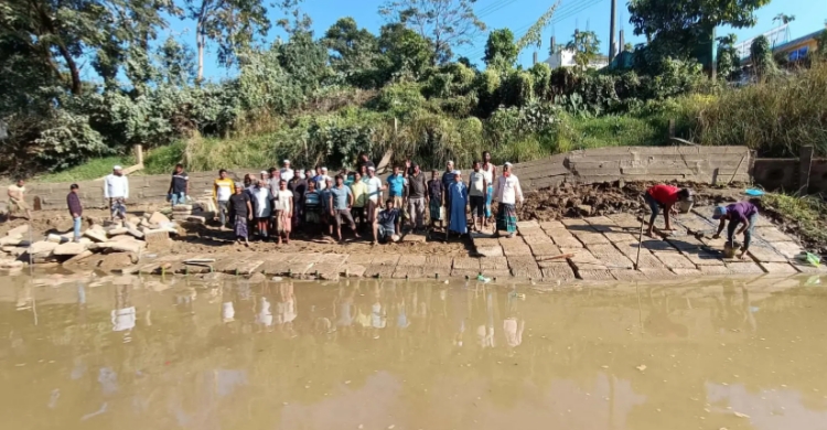 জৈন্তাপুরে মসজিদ কবরস্থান রক্ষায় স্হানীয় উদ্যোগে টেকসই বাঁধ নির্মাণ