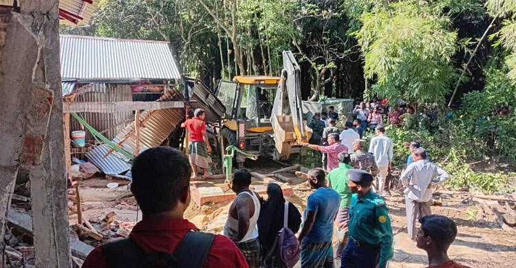 খাদিমপাড়ায় ৩০ একর সরকারি খাসজমি উদ্ধা*র মূলহো*তাসহ আ ট ক ৩
