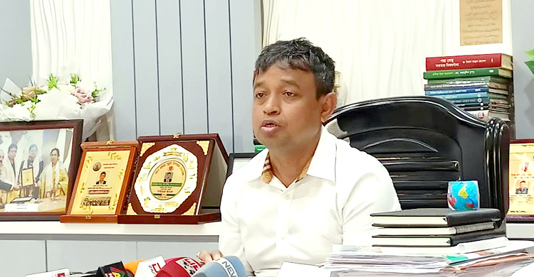 অচল বাসে আগুন দিয়ে জনমনে আতঙ্ক সৃষ্টি করছে: ডিবি প্রধান 