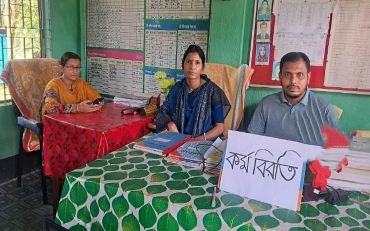 জগন্নাথপুরে প্রাথমিক শিক্ষকদের অনি*র্দিষ্টকালের কর্মবি*রতি, বেকা*য়দায় শিক্ষার্থীরা