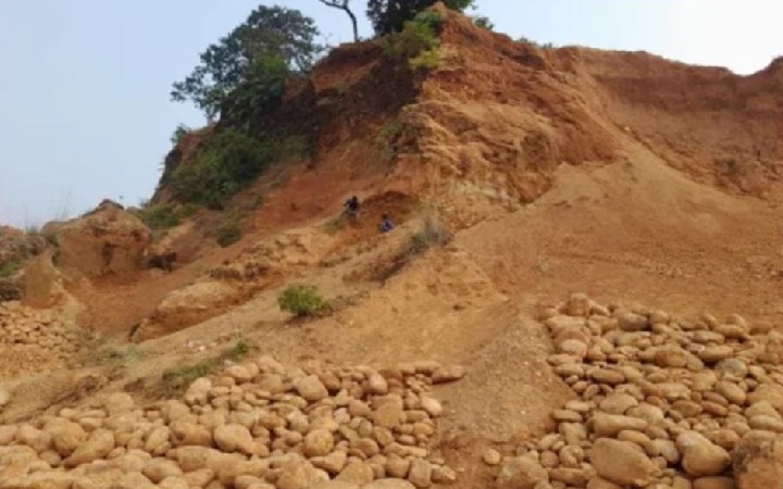 পাথর লু*ট যেন থামবার নয়:এবার  শাহ আরেফিন টিলা