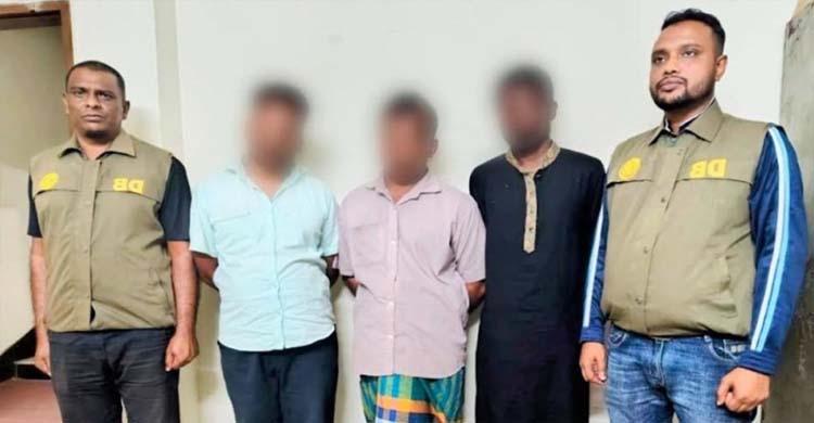 সিলেটে রেস্টুরেন্টের সামনে থেকে ৩ জনকে ধরলো পু লি শ