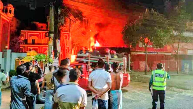 সিলেটে মধ্যরাতে আ*গুনে পু*ড়ল ১৩টি গাড়ি