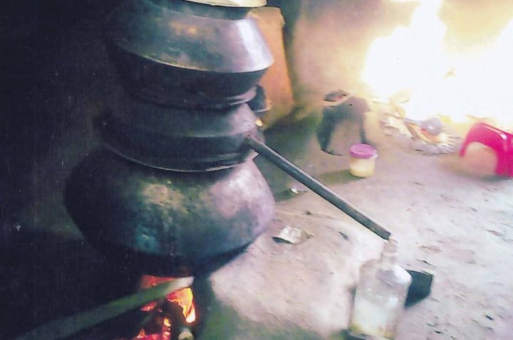 সোহাগা মিশ্রিত চো'লাই ম'দে বাড়ছে মৃ'ত্যু ও অ'সুস্থতা