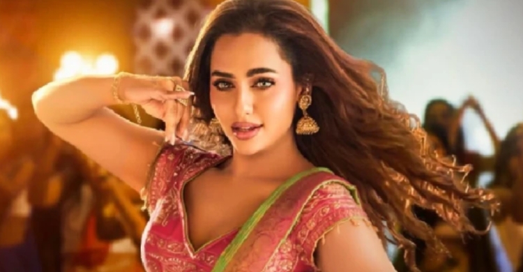 গ্ল্যামার আর ফোক-পপের মিশেলে ফিরলেন নুসরাত ফারিয়া