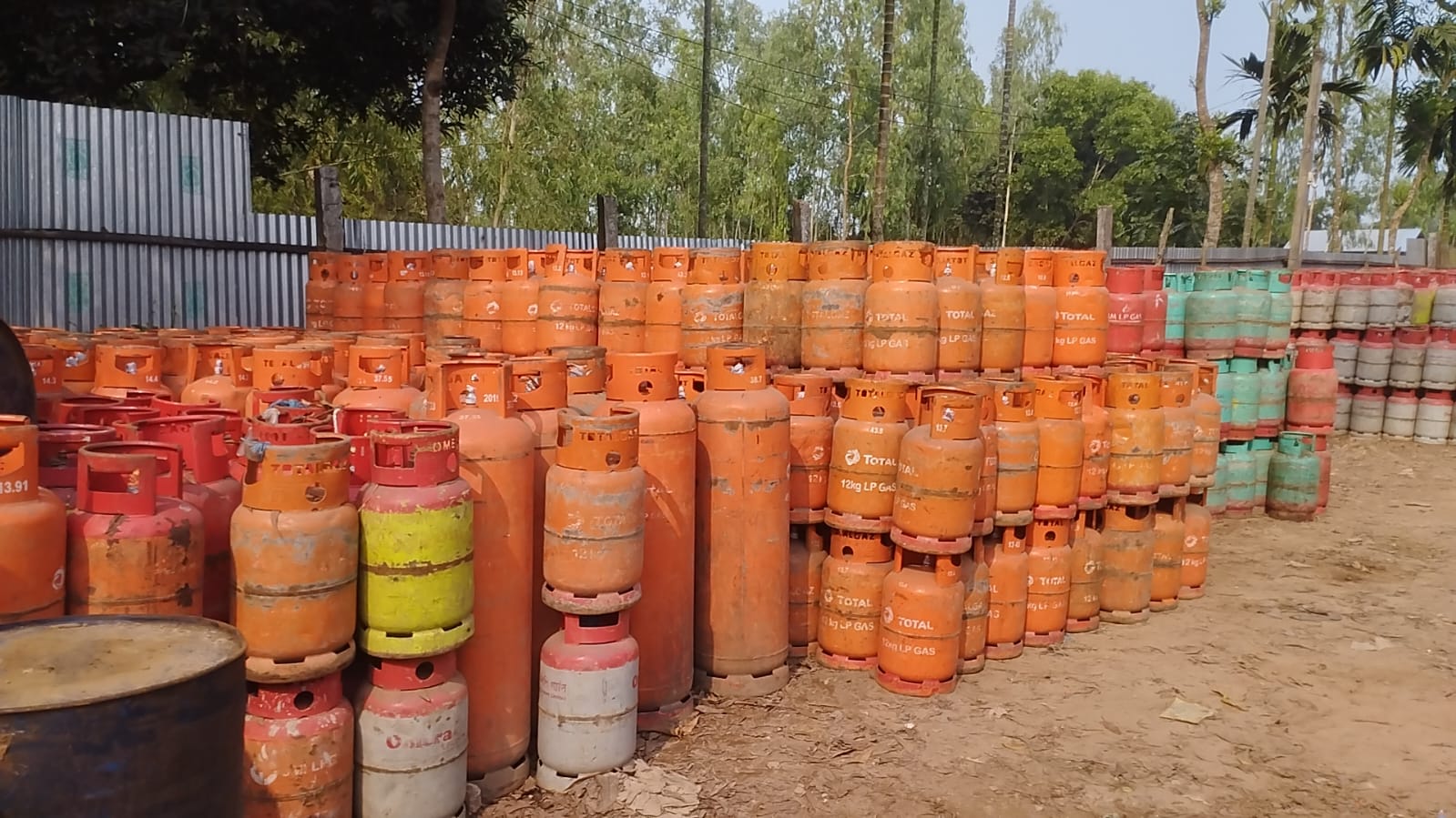 শ্রীমঙ্গলে জ্বালানি তেল ও গ্যাস সিলিন্ডার মজুদ, জ*রিমানা