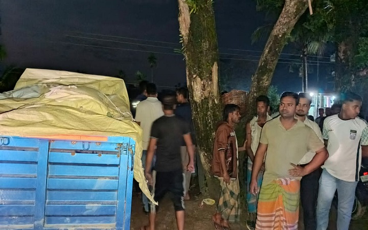 গোলাপগঞ্জে  পিকআপসহ ভারতীয় মসলা আটক করলেন  স্থানীয়রা