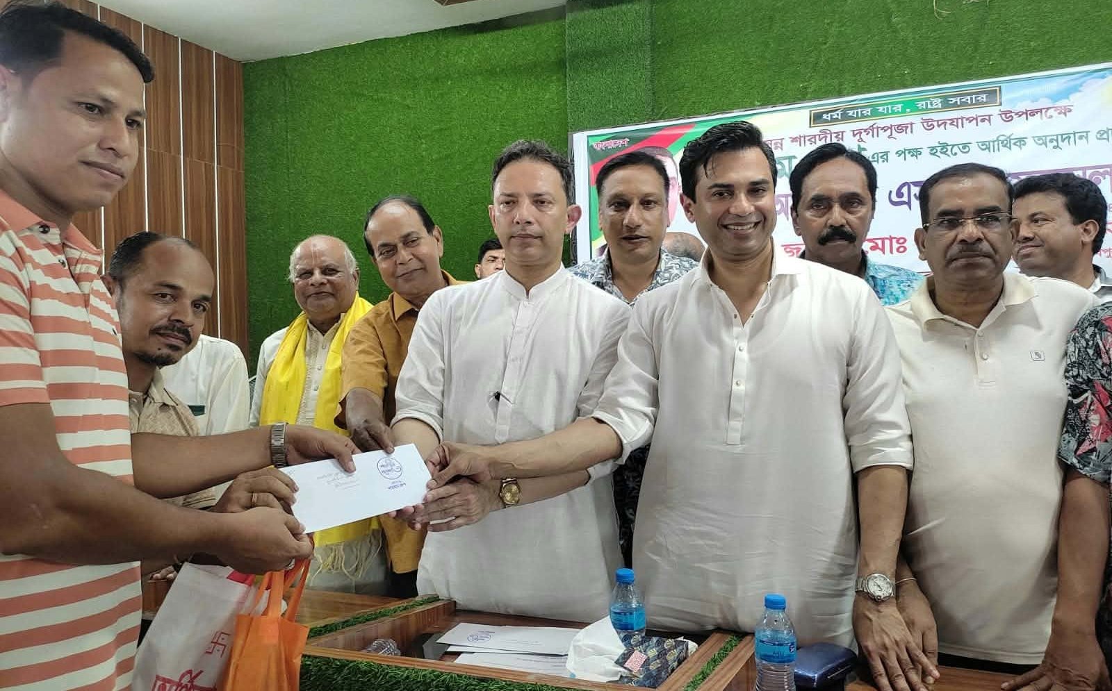 মাধবপুরে ১১৯টি পূজামণ্ডপে অনুদান দিল সায়হাম গ্রুপ
