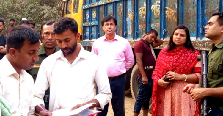 জৈন্তাপুরে প্রশাসনের অভিযানে ট্রাক, ফেলুডার সহ ২৫টি বালুর স্তূপ জ*ব্দ