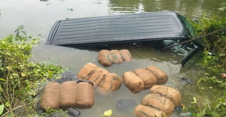 পুলিশের ধাওয়া খেয়ে পুকুরে গাঁ জা বাহী মাইক্রোবাস