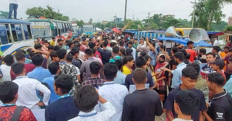 সুনামগঞ্জে বাস চাপায় নি হ ত ৩: সড়ক অ ব রো ধ করে শিক্ষার্থীদের আল্টিমেটাম