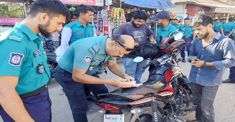 সিলেটে অবৈধ যানবহানের বিরুদ্ধে ক*ঠো*র পুলিশ