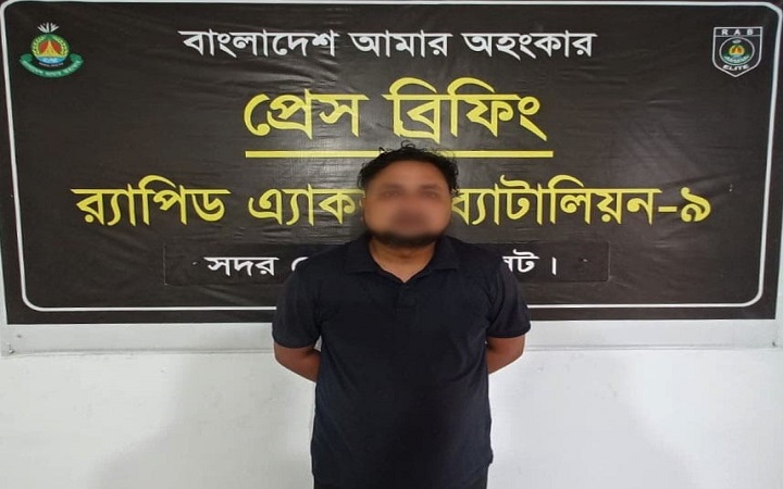 জা*ল ভিসায় ২৫ লাখ টাকা আ*ত্মসাৎ, র&zwnj;্যাব-৯-এর হাতে মনির আহমেদ আট*ক
