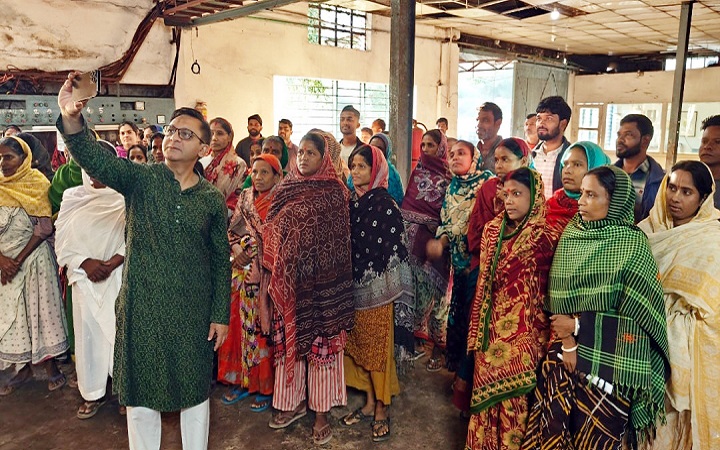 খন্দকার মুক্তাদিরের সেলফি , চা-শ্রমিকদের উচ্ছ্বাস