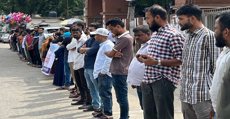 সিলেট মেডিকেল বিশ্ববিদ্যালয়ের বেতন ব*ঞ্চিতদের অবস্থান কর্মসূচী